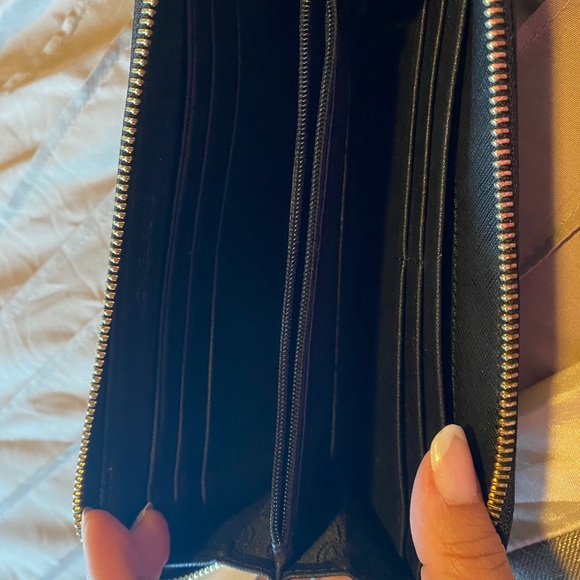 Authentic Michael Kors Zipper Wallet. - Picture 3 of 4